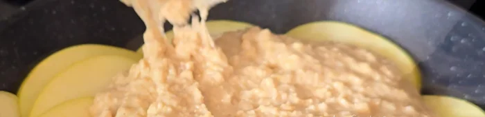 Vierte la mezcla sobre las láminas de manzana en la sartén.