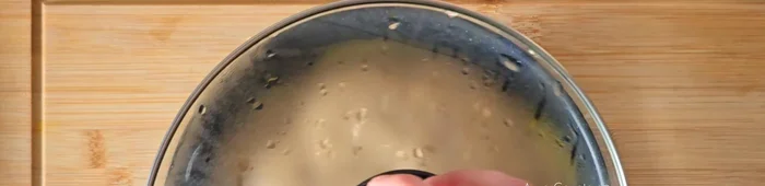Dale la vuelta a la tarta con ayuda de un plato.
