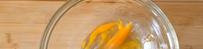 En un bol, mezcla un huevo grande, dos cucharadas de azúcar, dos cucharadas de aceite de girasol, la ralladura y el zumo de medio limón, una cucharada de yogur, 10 cucharadas de avena integral, seis nueces y 8g de polvo de hornear.