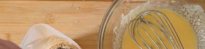 Corta una manzana en láminas y coloca encima de la mantequilla derretida una cucharada de azúcar.