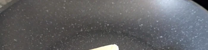 En una sartén a fuego medio, derrite 20g de mantequilla.