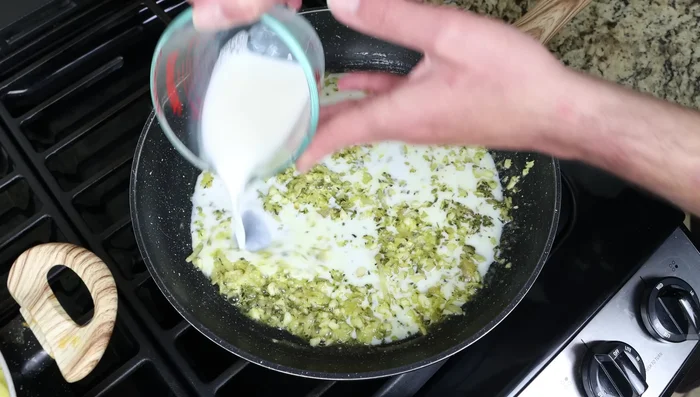 Añadir la leche y el caldo de verduras (o pollo), mezclar suavemente hasta obtener una salsa cremosa (unos minutos).