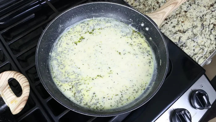 Incorporar el queso rallado, el perejil, el jugo de limón, sal y pimienta. Mezclar bien.