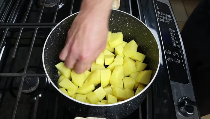 Colocar las papas en una olla, cubrir con agua apenas para cubrirlas, sazonar con sal marina y cocinar a fuego alto hasta que estén tiernas (20-25 minutos).