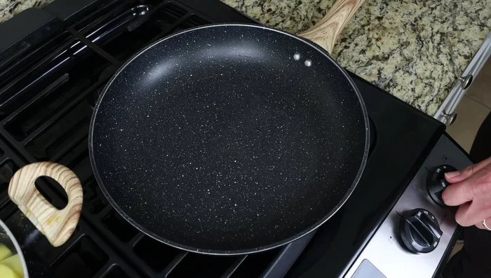 Mientras las papas se cocinan, preparar la salsa: calentar el aceite de oliva en una sartén grande a fuego medio.