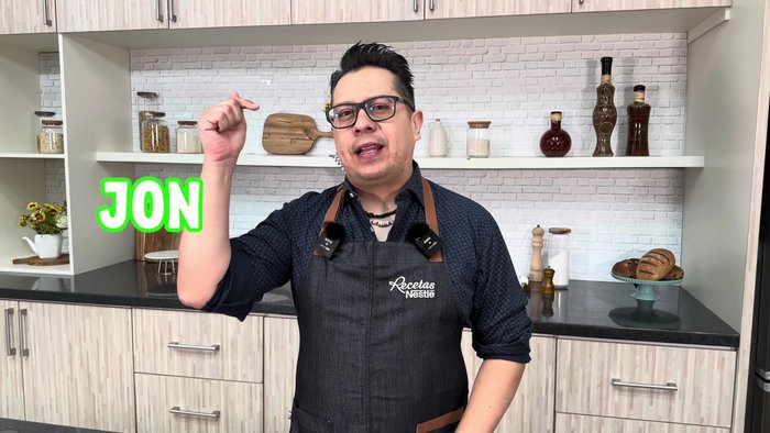 Preparar las tiras de pollo: Cortar la pechuga de pollo en tiras delgadas. Salpimentar por ambos lados. Agregar otros condimentos opcionales como pimentón, cúrcuma, jengibre o salsa inglesa.
