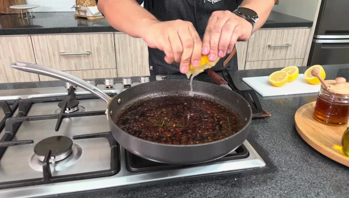 Agregar jugo de limón: Agregar el jugo de limón amarillo a la salsa. Retirar cualquier hueso que haya caído.