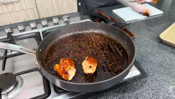 Terminar la cocción: Agregar los rollitos de pollo a la salsa para que se impregnen y terminen de cocinarse. Tapar la sartén para que gratine el queso.