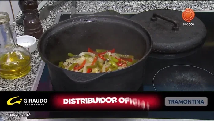 Rehogar los vegetales (cebolla, pimientos, zapallitos verdes sin semillas) a fuego lento en una olla. (146.04)