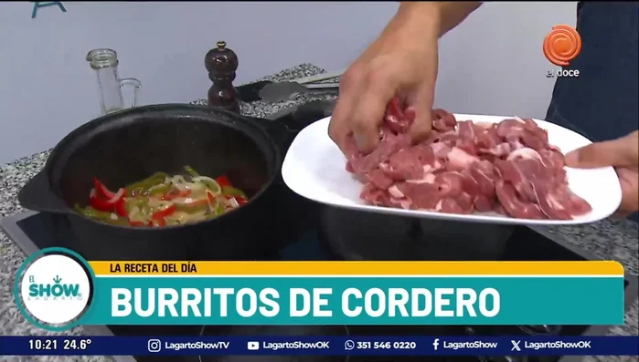 Agregar el cordero a la olla con los vegetales. Condimentar con sal, pimienta, ajo, romero, canela, clavo de olor y una cáscara de limón. (193.84, 227.959, 274.919)