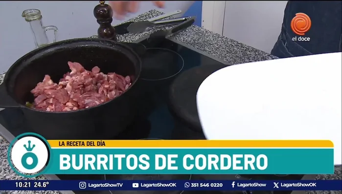 Cocinar a fuego lento con la olla tapada hasta que los vegetales se deshagan y formen una pasta con el cordero. (200.68)