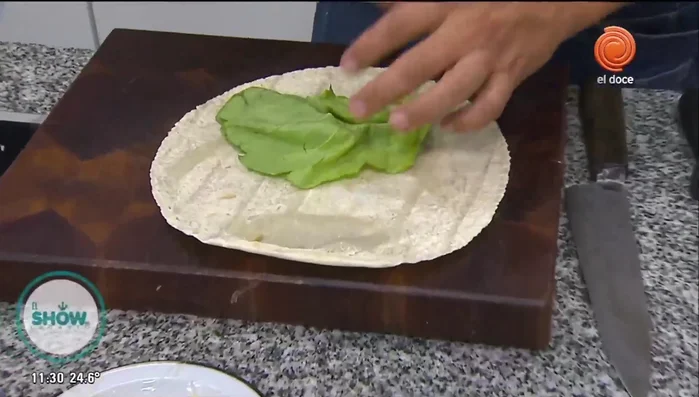 Colocar una hoja de lechuga en cada tortilla de burrito. (338.639)