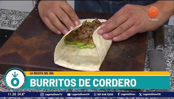 Doblar los lados de la tortilla y luego enrollarla desde arriba hacia abajo para formar el burrito. (369.319)