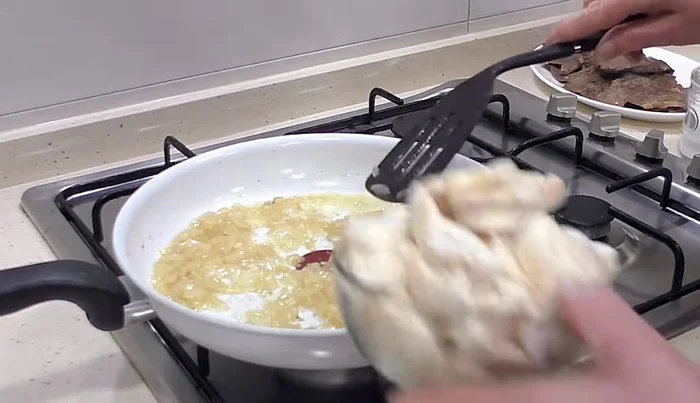 Añadir los champiñones a fuego medio-alto y cocinar hasta que reduzcan su tamaño y se doren.
