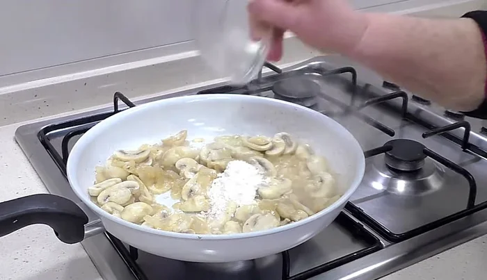 Incorporar la harina de trigo y cocinar durante 2 minutos para evitar el sabor a crudo. Esto ayudará a espesar la salsa.
