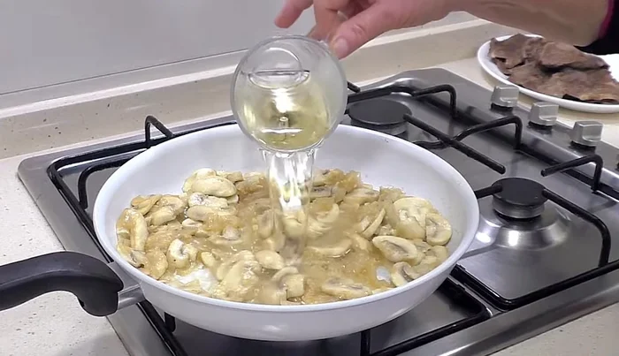 Agregar el vino blanco y aproximadamente 200 ml de agua. Sazonar con sal al gusto.