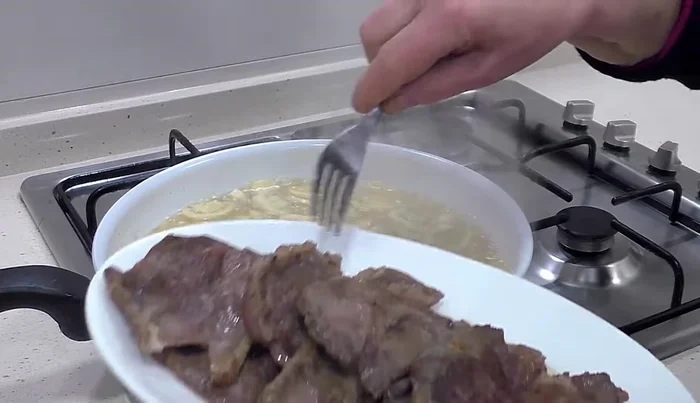 Añadir los filetes de ternera a la salsa. Cocinar durante 10 minutos.