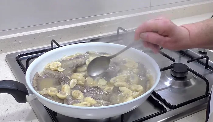 Probar la salsa y rectificar de sal si es necesario. Dejar reposar.