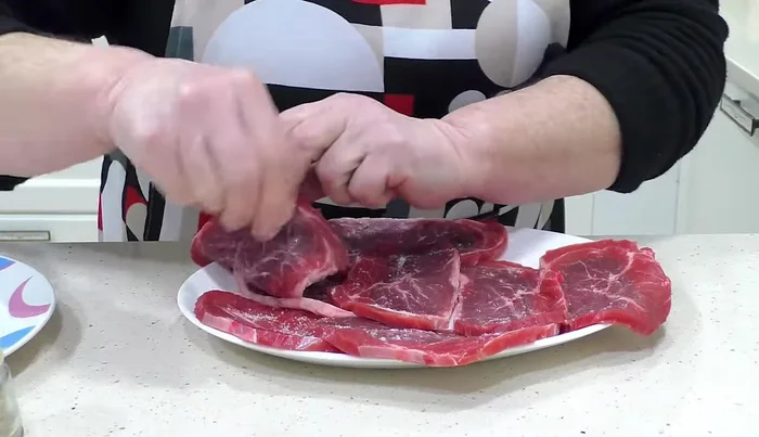 Salpimentar los filetes de ternera por ambos lados.