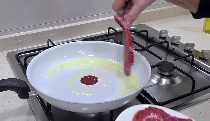 Calentar dos cucharadas de aceite de oliva en una sartén. Marcar los filetes por ambos lados. Si son gruesos, hacerles un corte para que se cocinen mejor. No cocinar demasiado para evitar que se endurezcan.