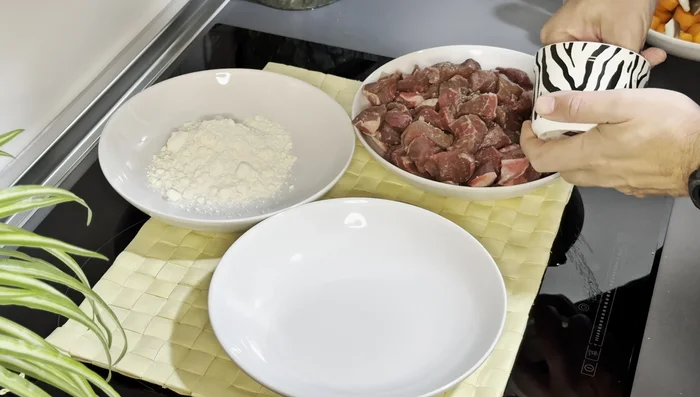 Salpimentar la carne y pasarla ligeramente por harina.