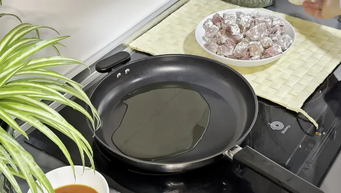 Sellar la carne en una sartén grande con aceite de oliva a fuego medio-alto. Reservar.