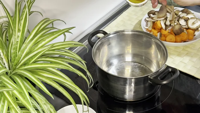 Pochar la cebolla, el ajo y los pimientos en la misma sartén con aceite de oliva, añadir una pizca de sal. Después de 10 minutos, añadir las setas y las zanahorias.