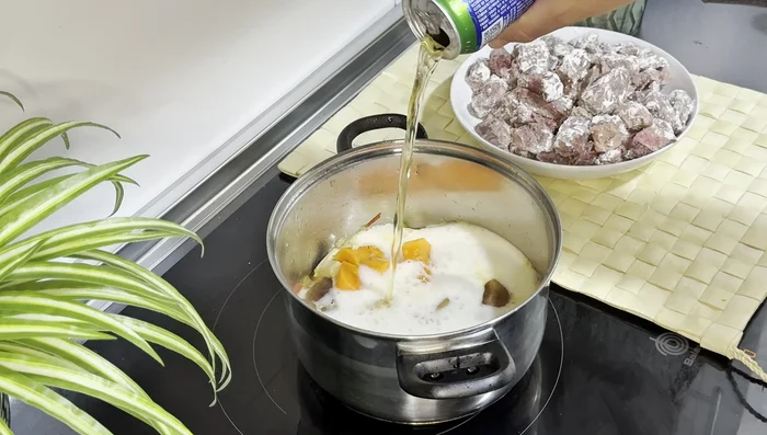 Añadir una pizca de guindilla, remover y echar una lata de cerveza. Llevar a ebullición para evaporar el alcohol.