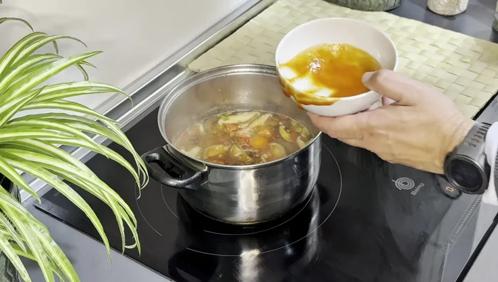 Incorporar el tomate triturado y agua si es necesario. Añadir la carne sellada.