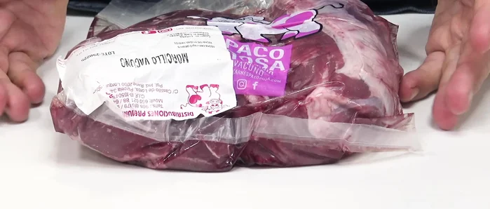 Partir el morcillo en trozos de aproximadamente 3 cm de grosor. Reservar la otra mitad para otra ocasión.