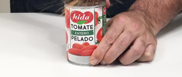 Añadir el tomate entero pelado y cocinar 5 minutos más.