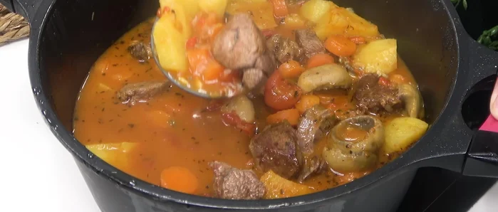 Servir caliente, decorado al gusto, acompañado de patatas.