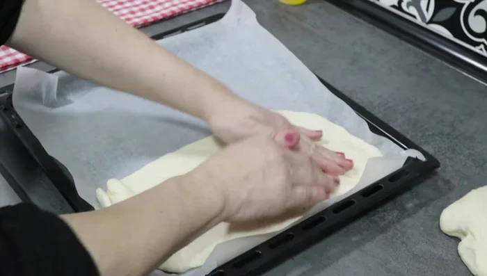 Colocar la masa en una bandeja para horno ligeramente engrasada.