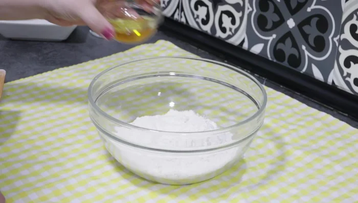 Mezclar la harina, el aceite, la levadura (previamente disuelta en un poco de agua templada si es seca), y el agua. Agregar la sal al final para evitar que afecte a la levadura.