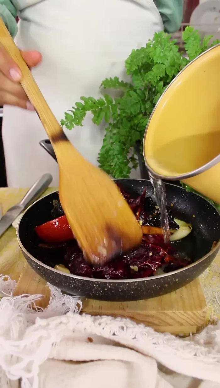 Lleva el sofrito a la licuadora con las hierbas de olor y un chorrito de vinagre. Licúa bien.