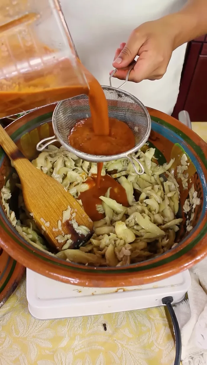 Agrega el adobo pasado por un colador y cocina 10 minutos a fuego alto.