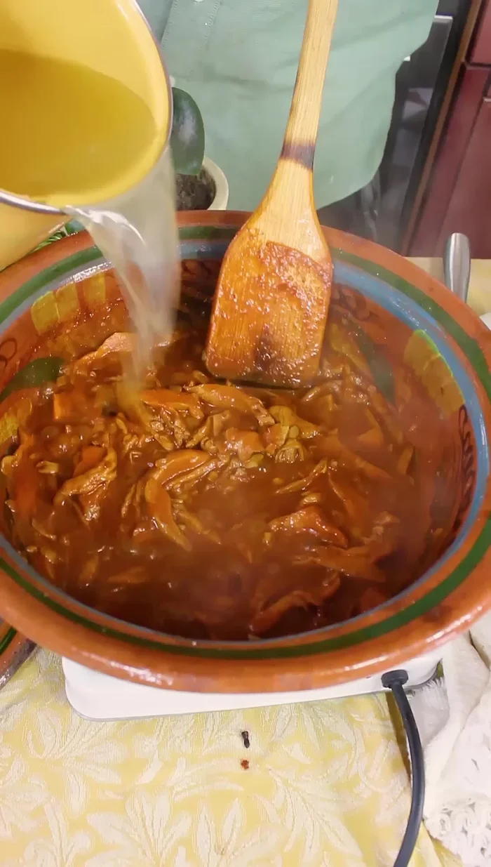 Agrega el caldo y deja cocinar media hora más.