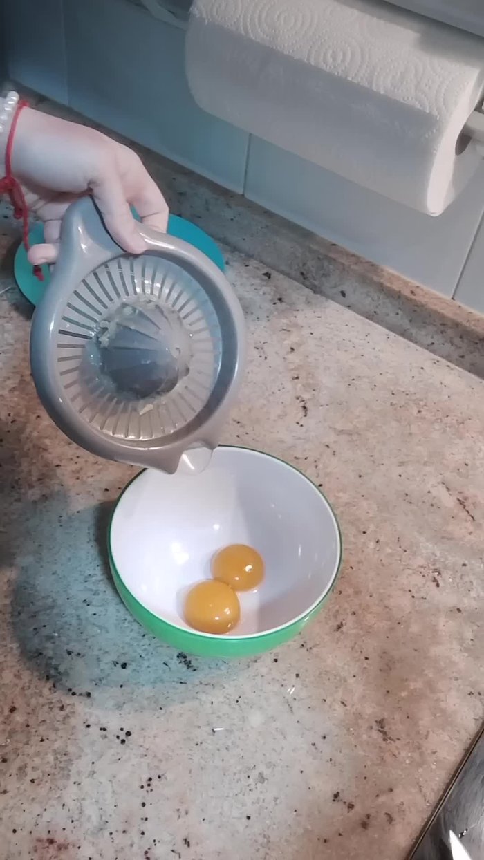 Preparamos la salsa holandesa: Mezclamos las yemas de huevo con un chorrito de zumo de limón en una ollita.