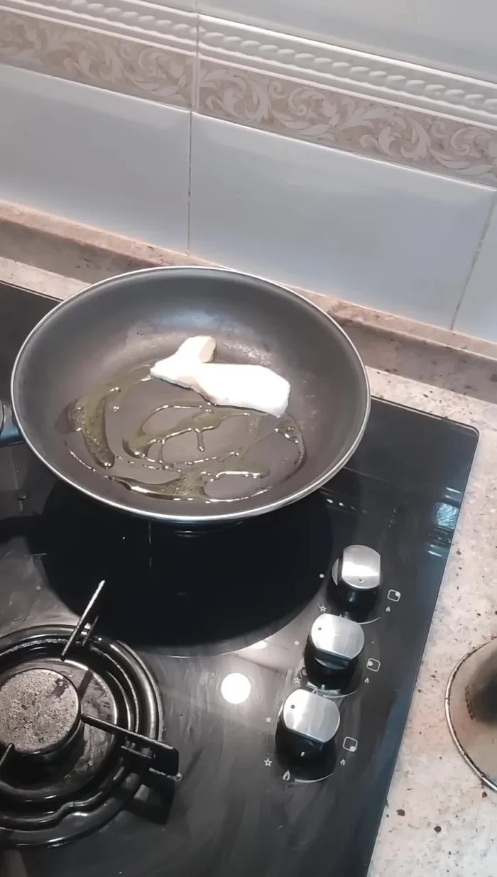 En una sartén, echamos las setas congeladas. Las setas congeladas son una opción práctica y de buena calidad.
