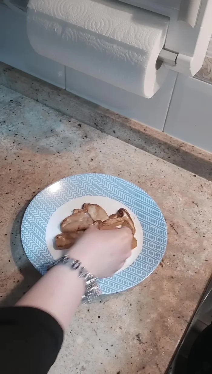 Añadimos unos trocitos de jamón loncheado encima de las setas.