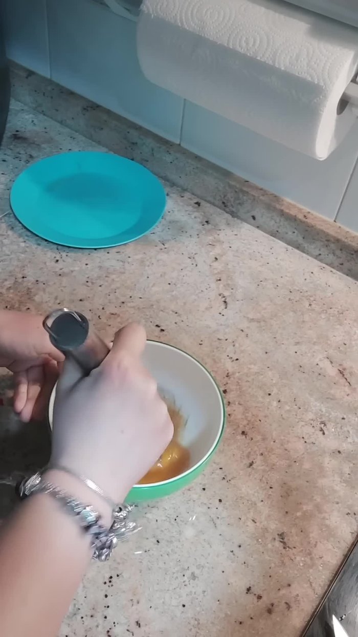 Añadimos 200g de mantequilla derretida a baño maría a la mezcla anterior, poco a poco, para que emulsione y se forme la salsa.