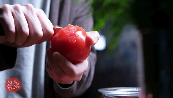 Añadimos 400 ml de tomate triturado. Salpimentamos al gusto y agregamos orégano (opcional). Removemos bien.