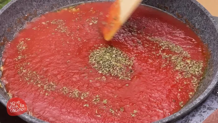 Dejamos cocinar a fuego lento durante 10 minutos, hasta que espese ligeramente.