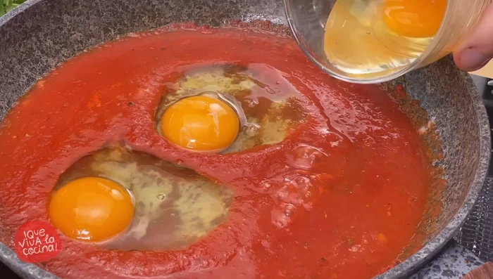 Añadimos los huevos directamente a la sartén (la cantidad al gusto). Tapamos y bajamos el fuego al mínimo.