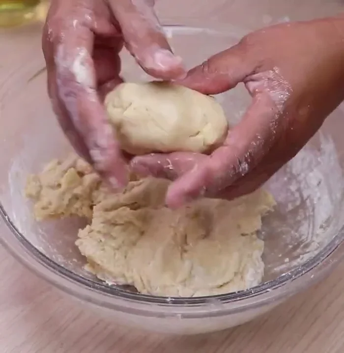 Formar bolitas con la masa.