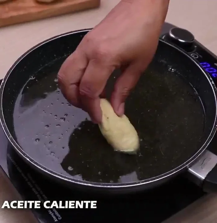 Freír las bolitas en aceite bien caliente hasta que estén doradas por ambos lados.