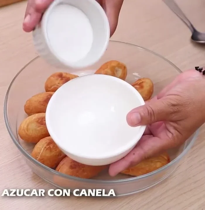 En un refractario, mezclar azúcar y una cucharada de canela.