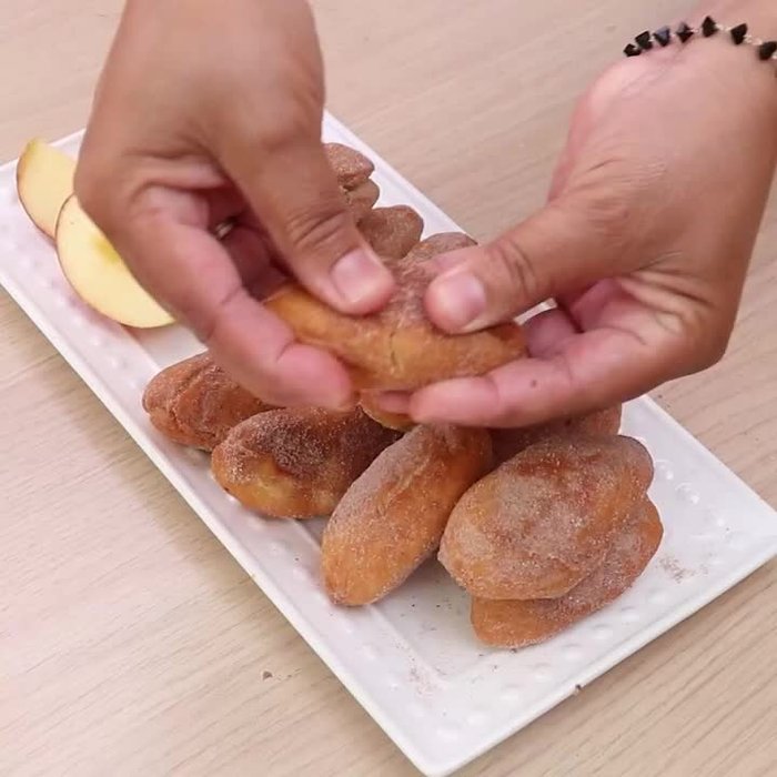 En un bowl, mezclar un huevo, media cucharadita de sal y dos cucharadas de azúcar.