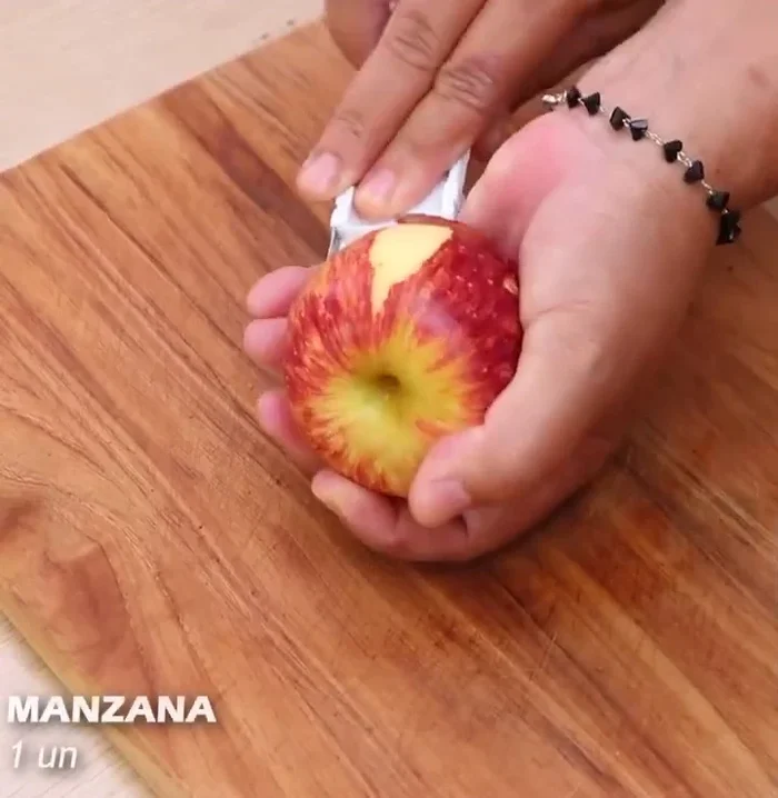 Pelar y cortar una manzana en cubos.