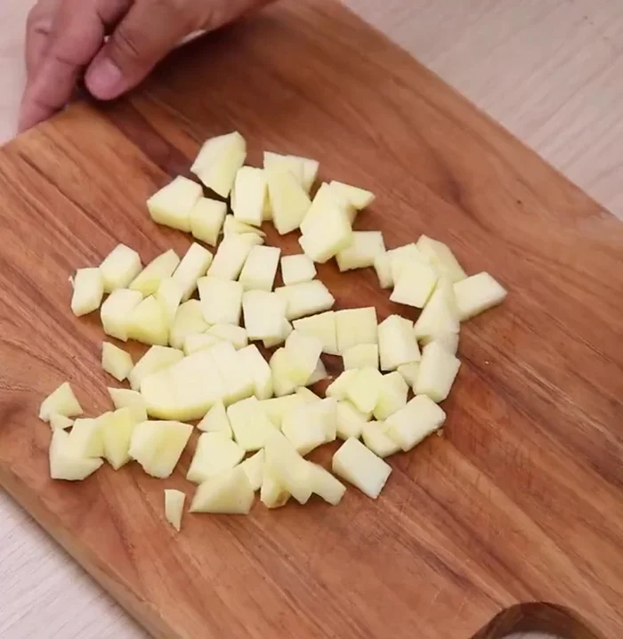 Incorporar los cubos de manzana a la mezcla.